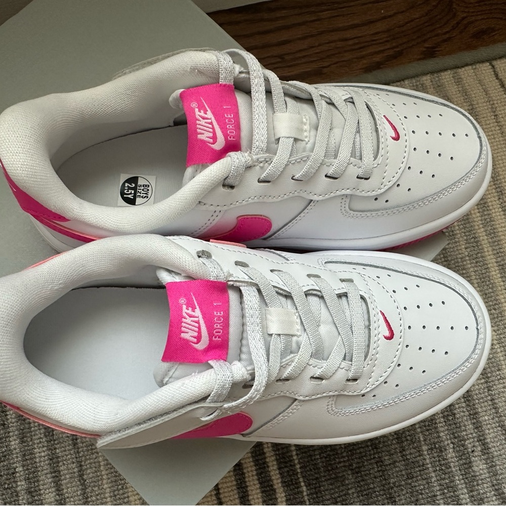Nike  Kids White and Pink  Force 1 Low Easy on Sneakers ..sz 2.5 New in Box - Picture 4 of 7